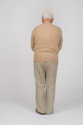 一位穿着休闲服的老人的后视图