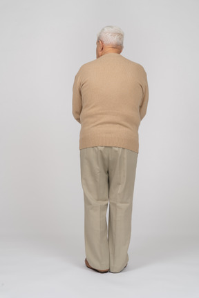 一位穿着休闲服的老人的后视图
