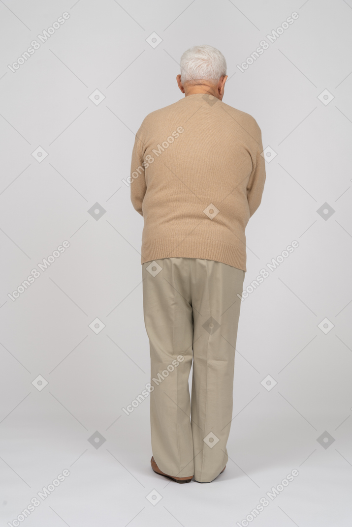 一位穿着休闲服的老人的后视图