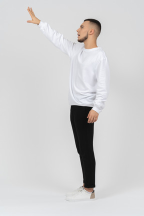 Jeune homme levant le bras