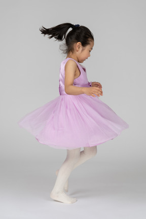 Menina de vestido rosa correndo