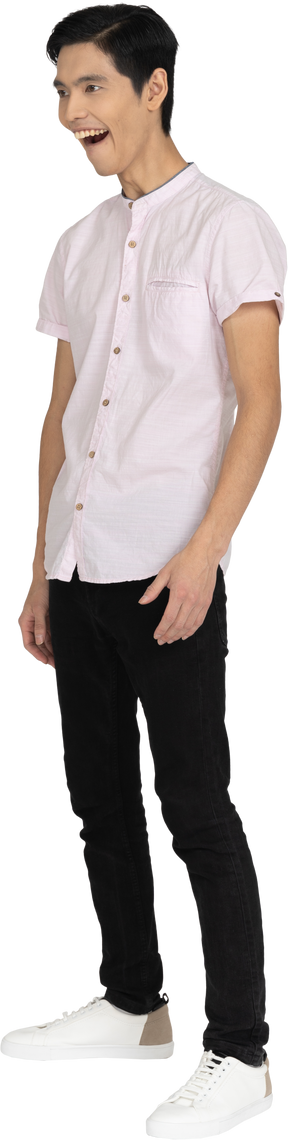 休闲服装站的男人