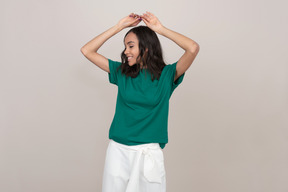 Giovane bella donna in camicetta color smeraldo