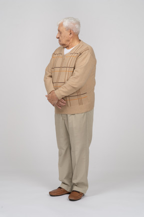 一位身穿休闲服的老人的正面图