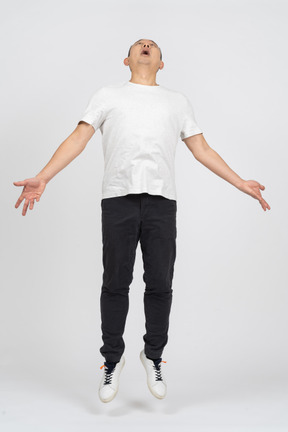 Homme sautant les bras tendus
