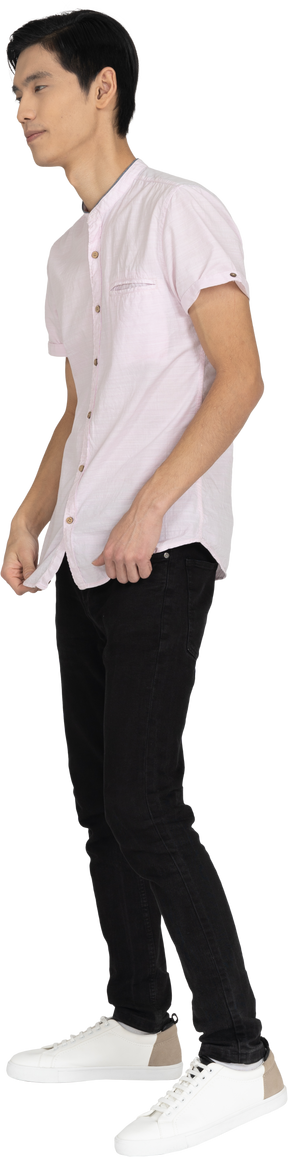 休闲服装站的男人
