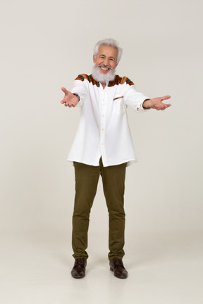 Homme avec un large sourire sur son visage étendant ses bras