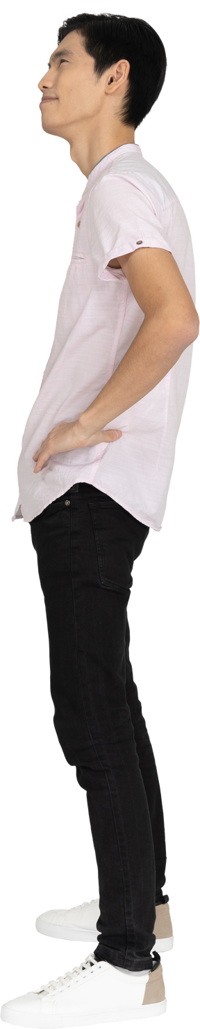 休闲服装站的男人