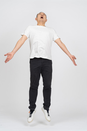 Homme sautant les bras tendus